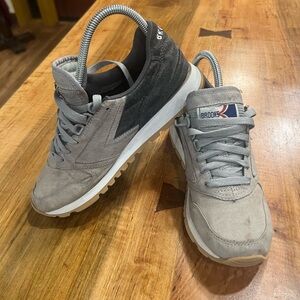 Brooks Lady Chariot Gray and Black Sneakers